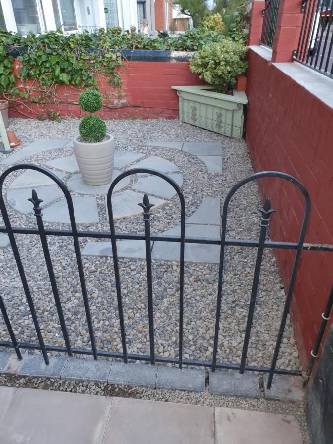 J'S Mayfair Guest House Blackpool Exterior photo