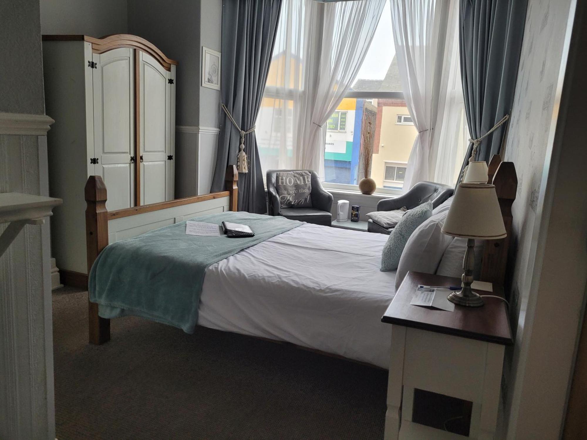 J'S Mayfair Guest House Blackpool Exterior photo