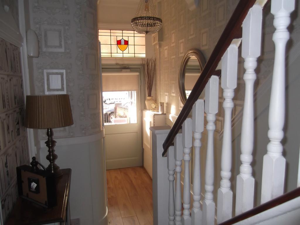 J'S Mayfair Guest House Blackpool Exterior photo